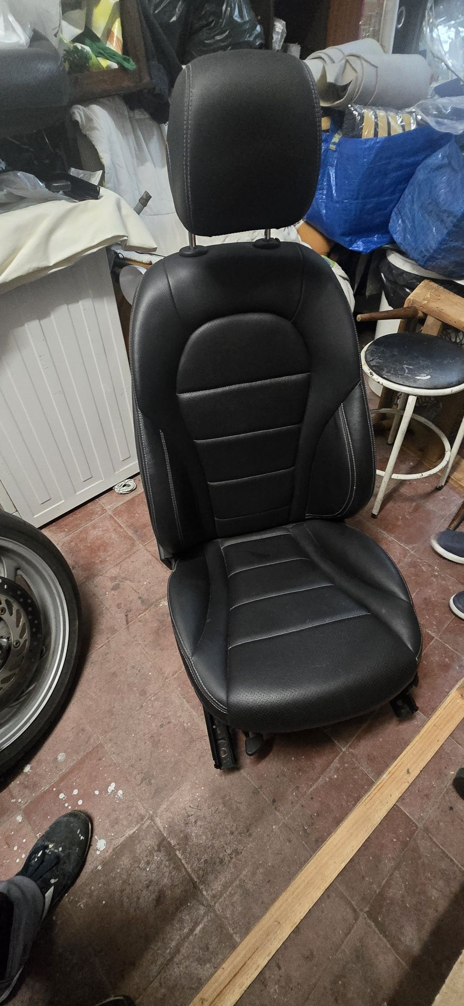 Vendo dois bancos em pele  do mercedes w205