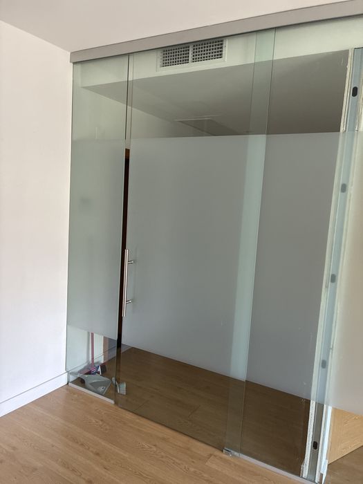 Vendo estrutura de vidro temperado com porta