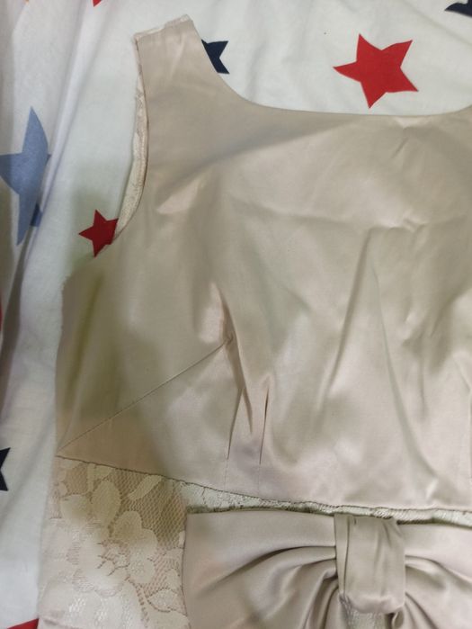 Sukienka kremowa z kokardą