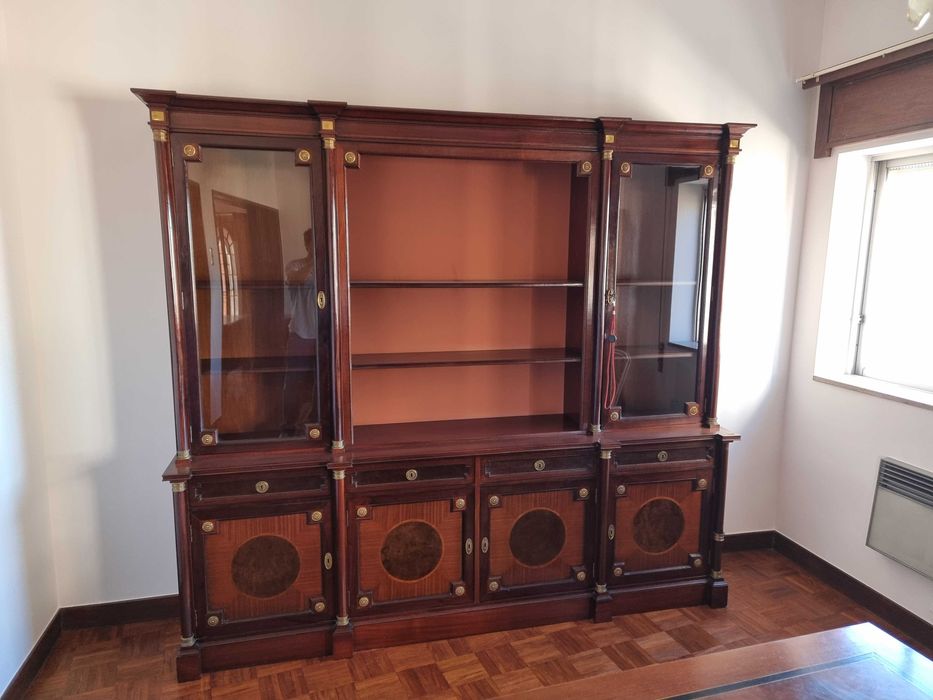 Móvel de sala clássico em madeira nobre com vitrine