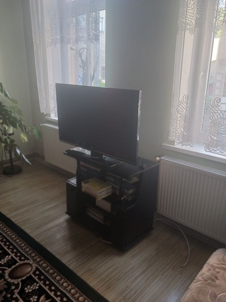 Telewizor LG wraz ze stolikiem
