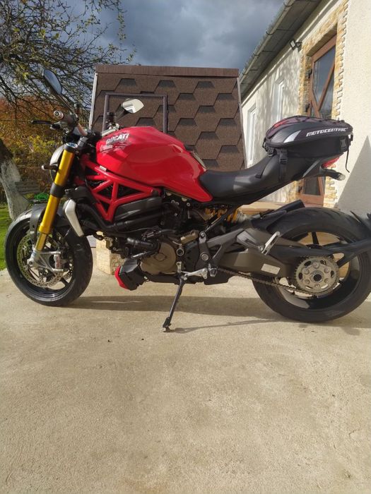 Ducati Monster 1200S.