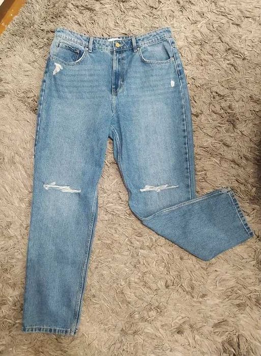 Jeansy z dziurami mom fit
