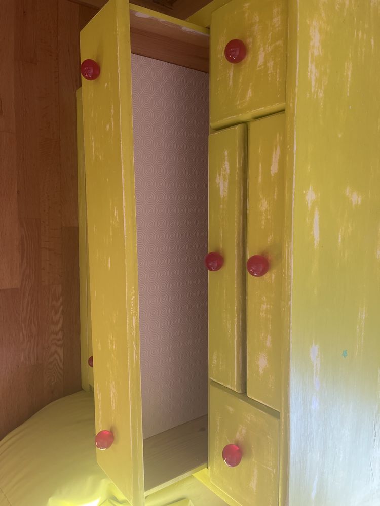 Movel pintado com gavetas