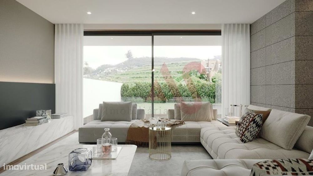 Moradia T3 de luxo, inserida no condomínio fechado, Com 3 SUITES, Gara