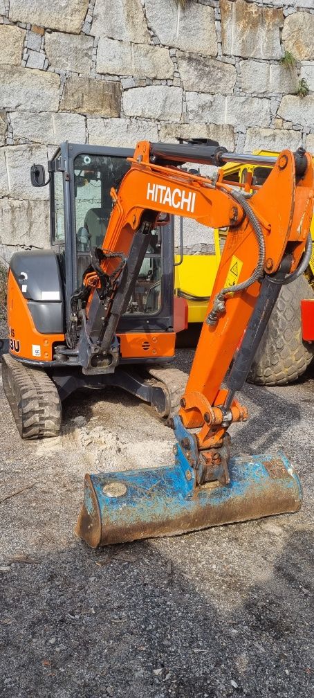 Serviço de mini giratoria com condutor