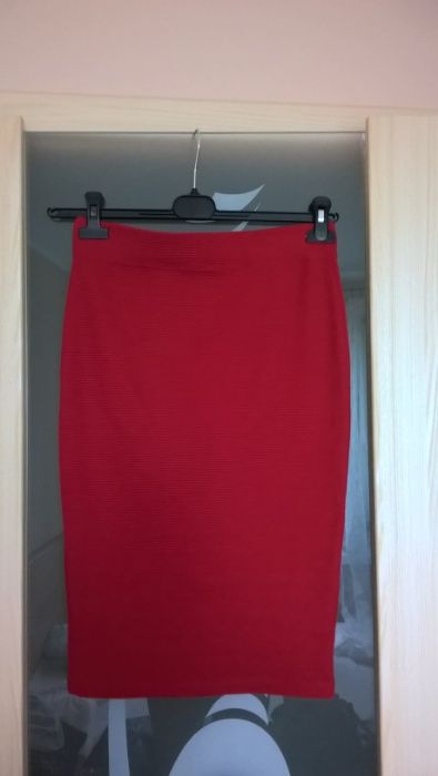 Czerwona ołówkowa spódnica z wysokim stanem Orsay XS S