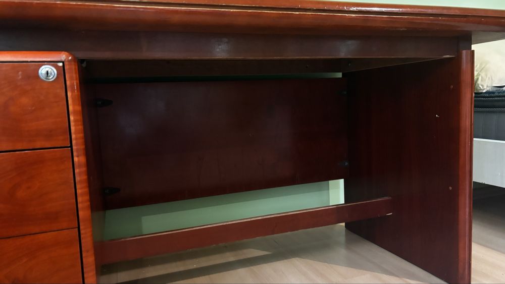 Biutko gabinetowe drewniane biuro