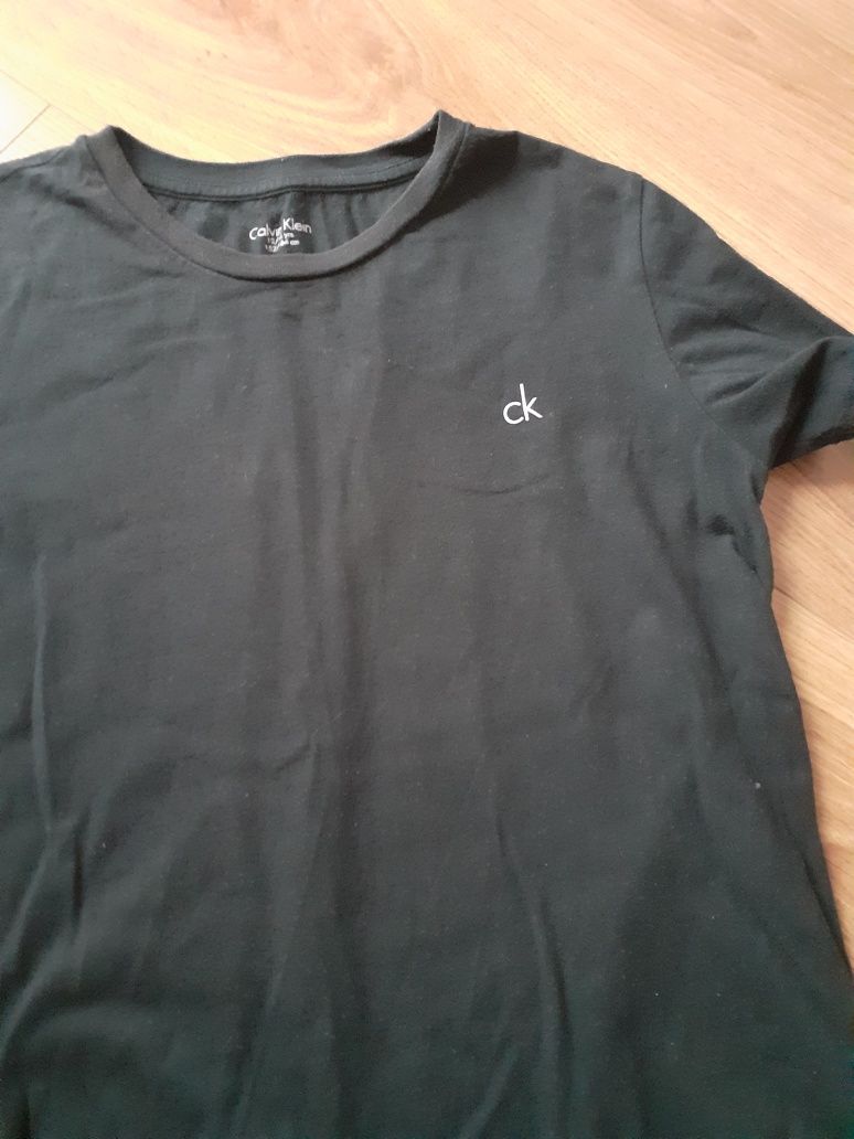 T shirt. Podkoszulka marki Calvin Klein w dobrym stanie.Rozm152-164