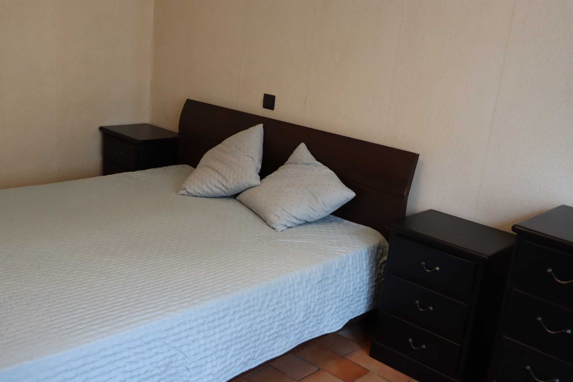 aluga-se um quarto com casa de banho individual para mulheres