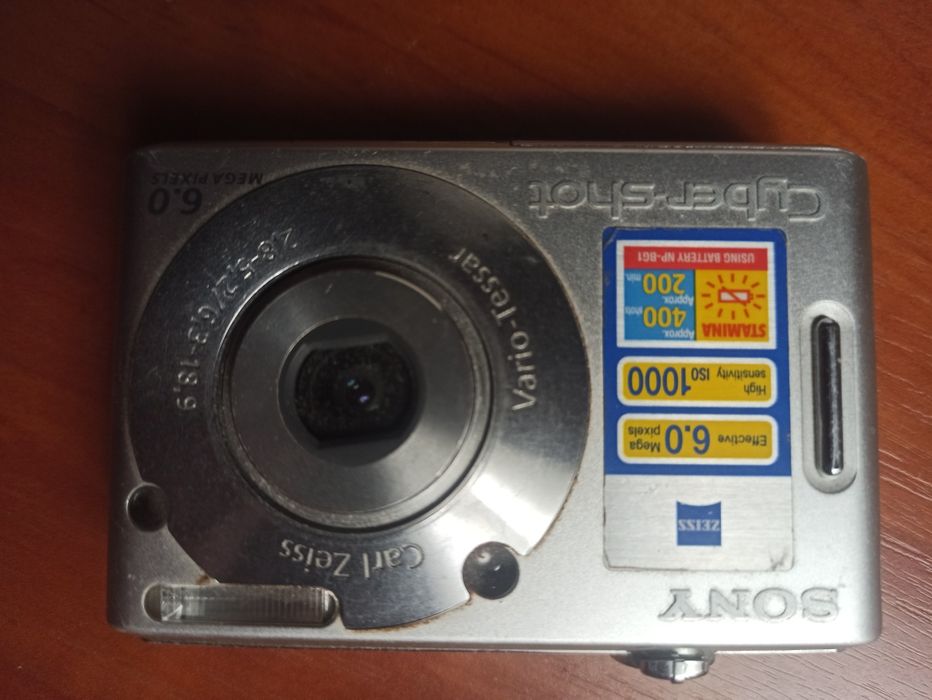 Продам цифровий фотоапарат SONU,із зарядним пристроєм.