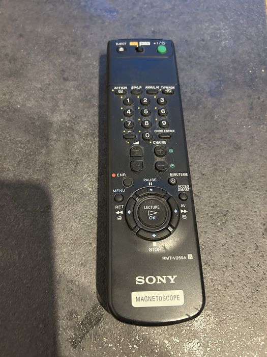 Magnetowid Sony z pilotem + 20 VHS