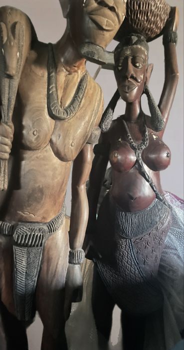 Esculturas africanas em madeira maciça