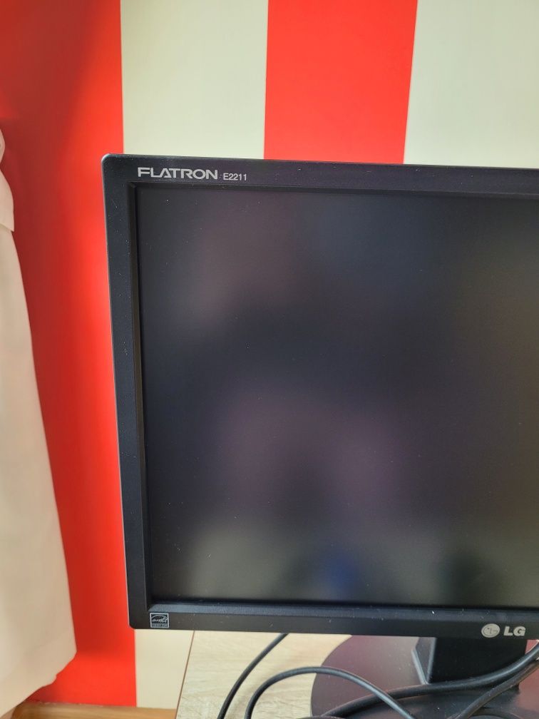 Monitor LG Flatron E2211S LED 21,5 cala Super Energy Saving jak nowy