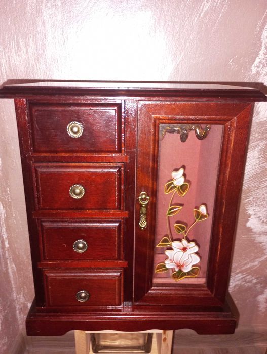 Wysoka szafeczka - szkatułka z pozytywką