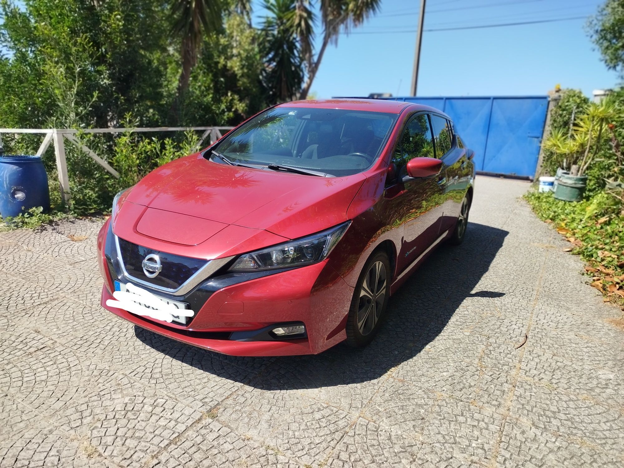 Nissan leaf vermelho