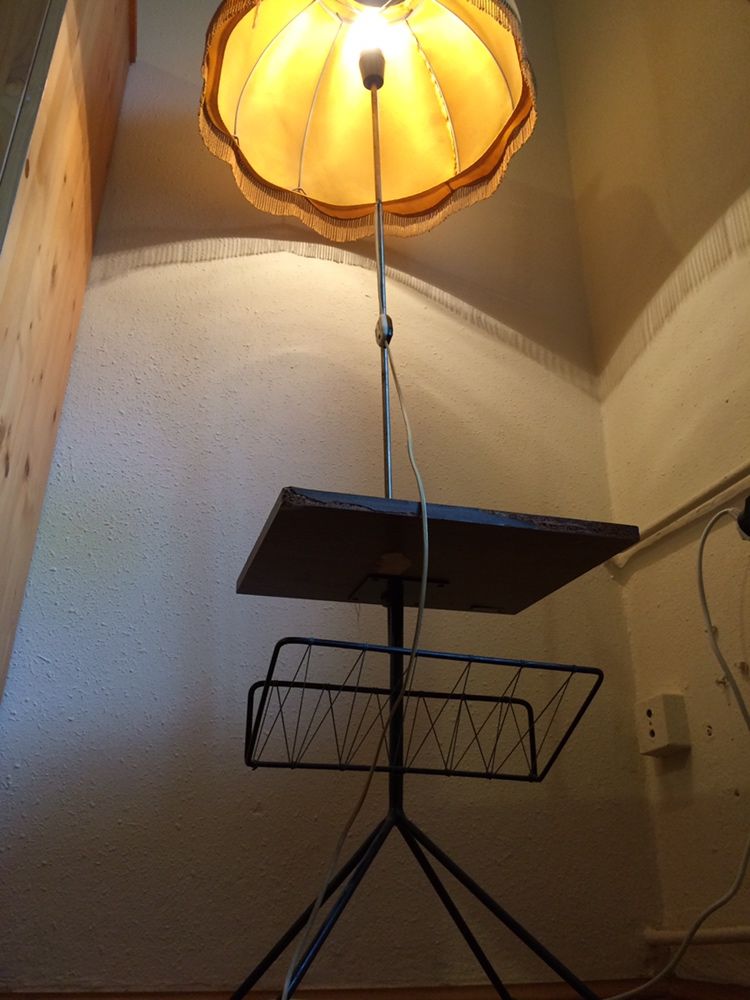 Lampa pokojowa styl PRL stojąca z abażurem znowu modna