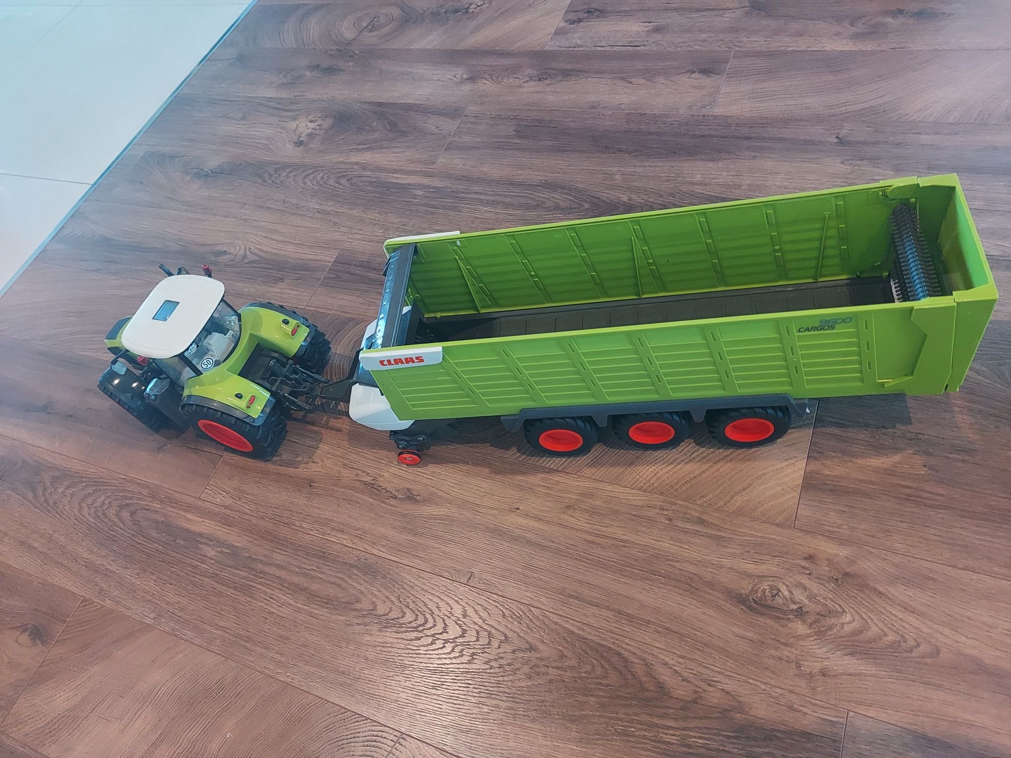 Zabawka traktor CLAAS z przyczepą sterowany Bruder