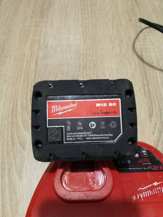 Bateria Milwaukee Red lithium M12 6.0Ah + carregador