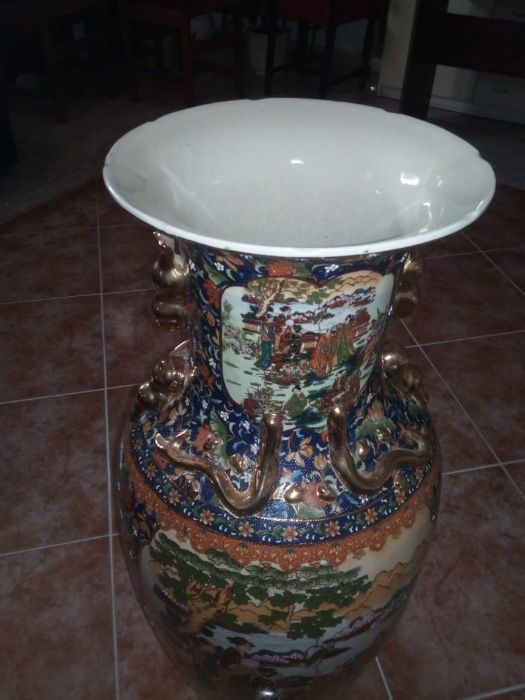 Jarrão Chinês em porcelana pintado à mão, com 84cm de altura