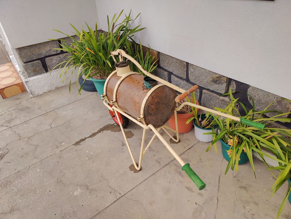 Pulverizador Antigo com Rodas – Raro / Decorativo / Colecionismo

Vend