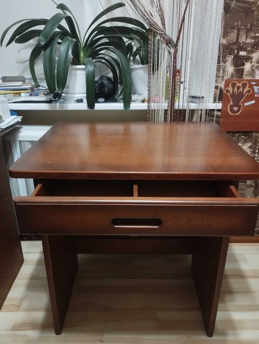 Письмовий стіл з дерева дешево. Вживаний.Розмвр 75 см /60 см