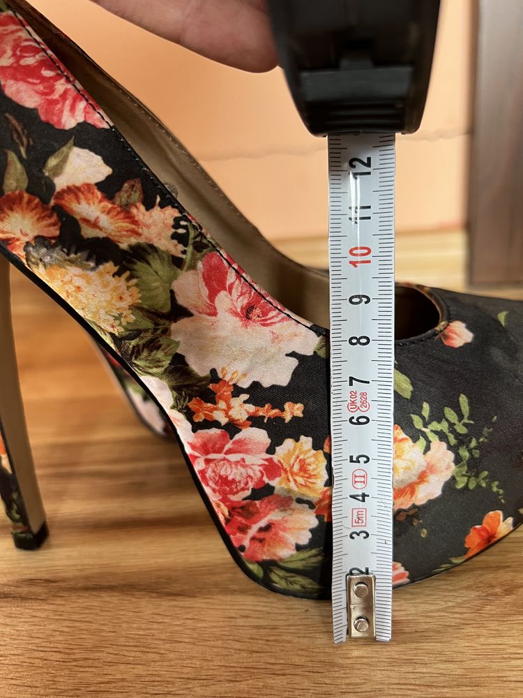 Kobiece buty na wysokim obcasie firmy DOLCIS (UK)