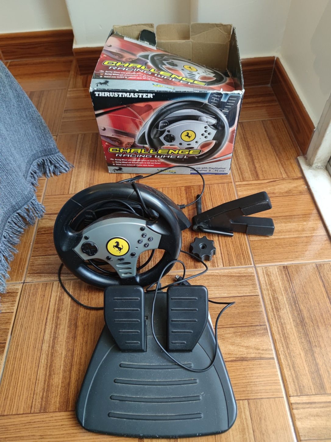 Vendo Consola PS1 + Cabos + Comando + Volante Thrustmaster + jogos