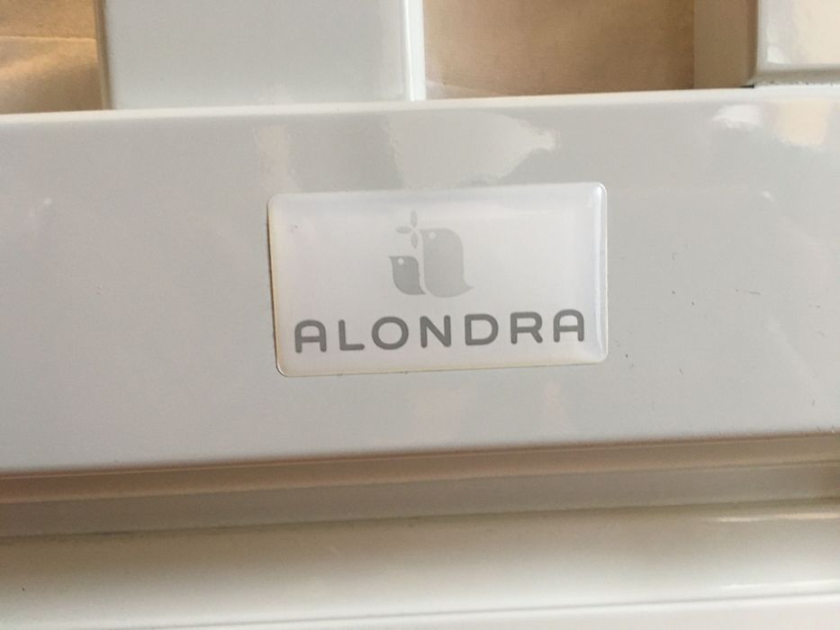 Berço de bebé convertível da marca Alondra.