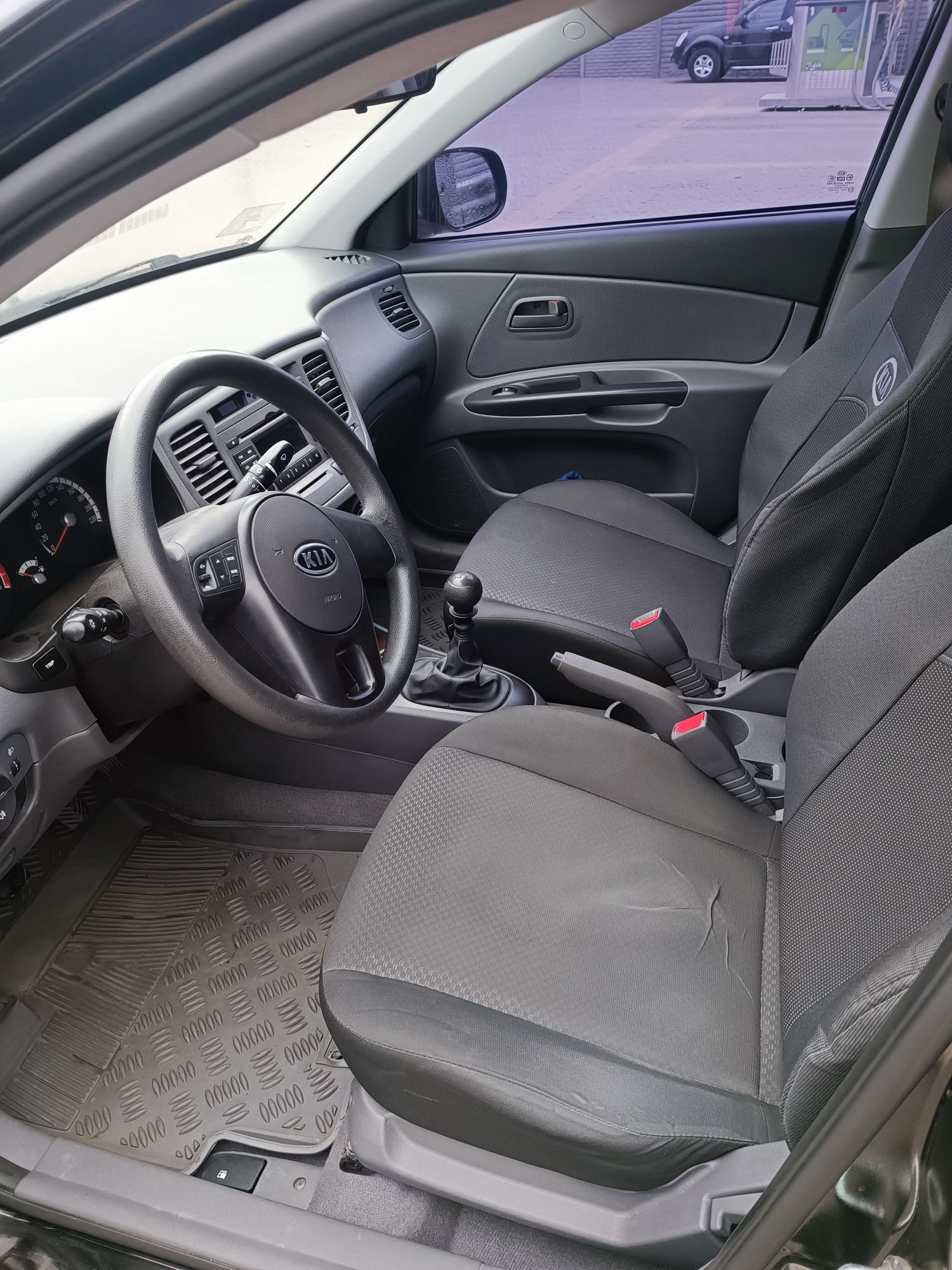 Автомобиль KIA Rio 1.4 MT mid sedan 2011