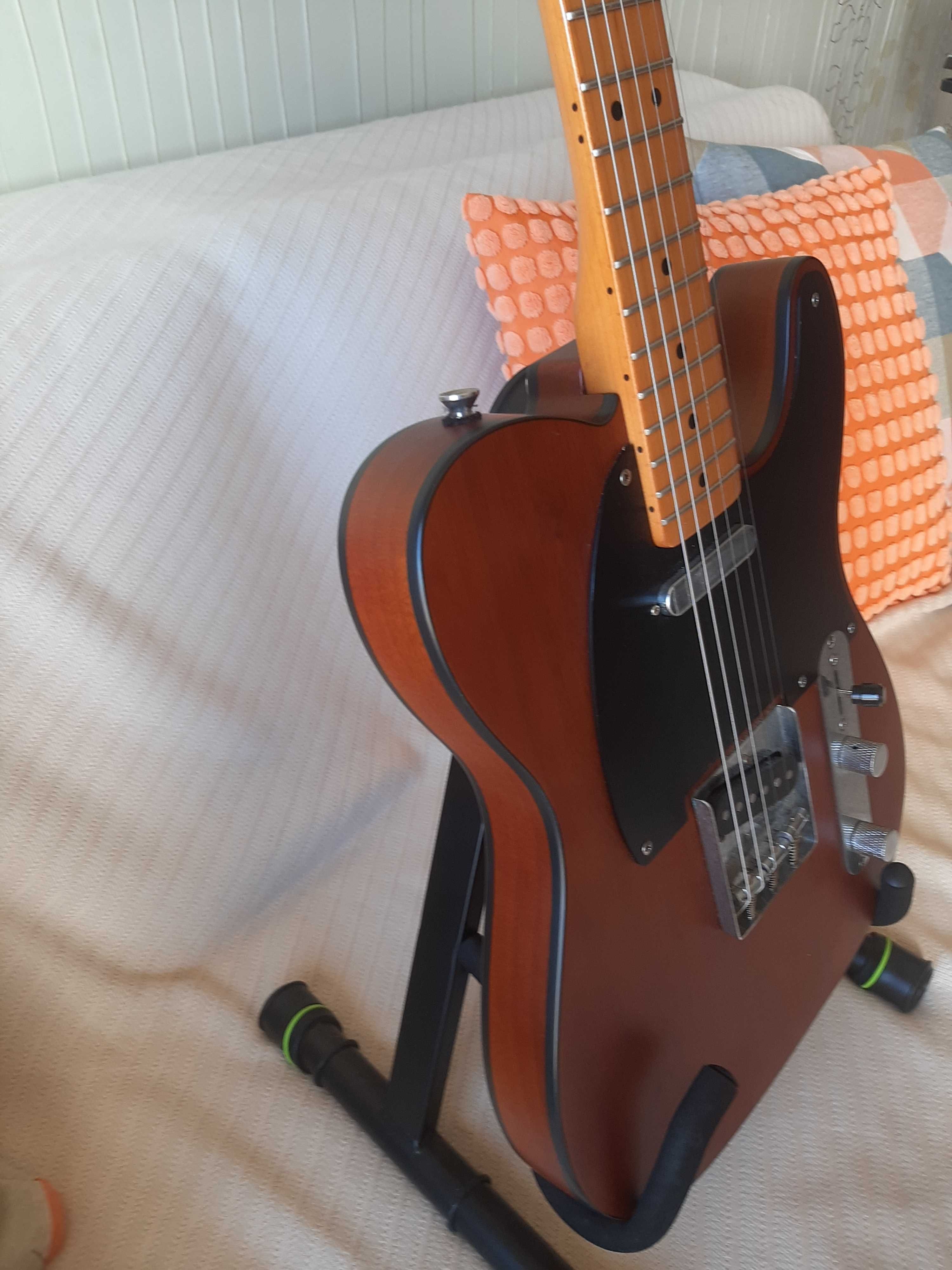 Guitarra Fender versão comemorativa dos 40 anos com amplificador