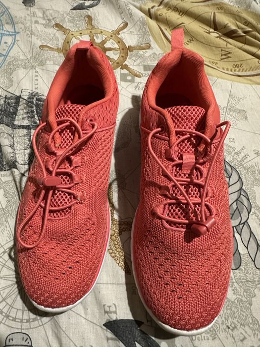 Гарні кросівки для дівчини фірми Venice