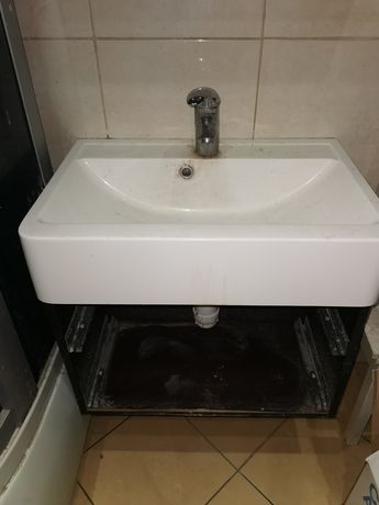 Umywalka wisząca szafka kran bateria zlew łazienka