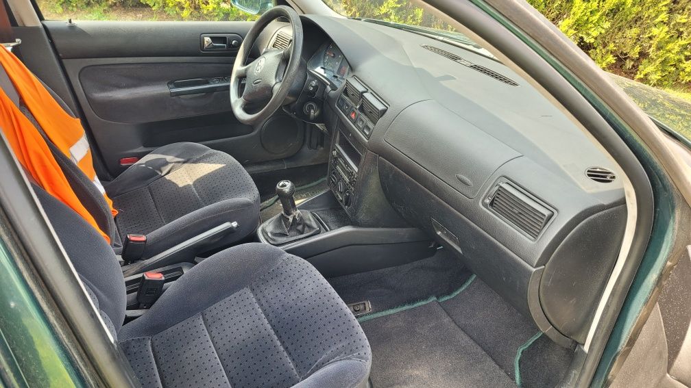Vw Golf  1.6 rok 2000 nowy  przegląd