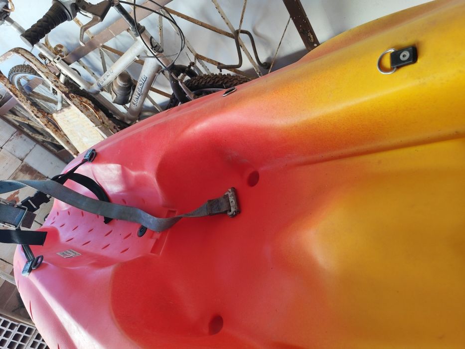 Vendo kayak como novo foi 5ou 6 vezes a água vai com os remos