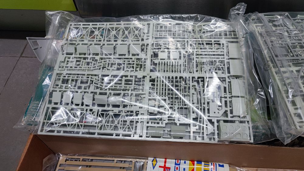 Revell HMCS Snowberry Flower Class Corvette 1:72 kit : 5061