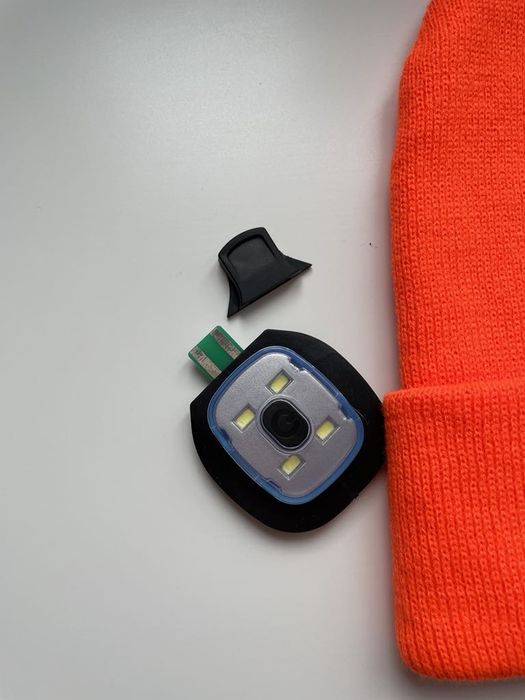 Czapka zimowa pomarańczowa ciepła z lampką LED ładowana przez USB