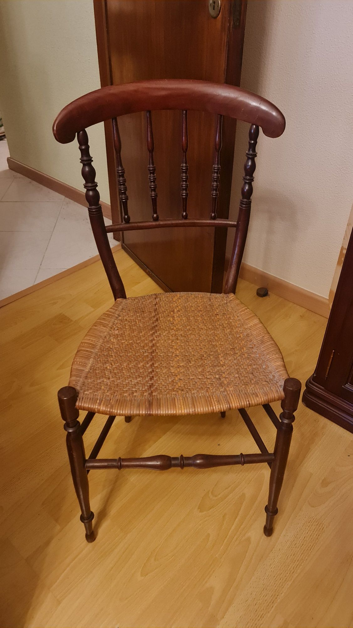 Conjunto de 2 cadeiras antigas com tampo em palhinha
