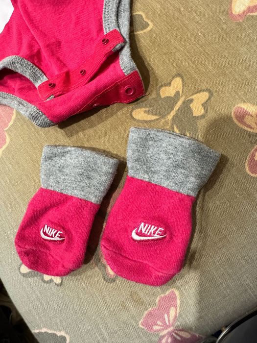 68-80 Nike bodziak i skarpetki dla niemowlaka różowe