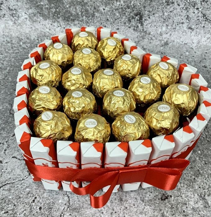 Торт з цукерок кіндер шоколадок серце з Ферерро роше. Подарунок