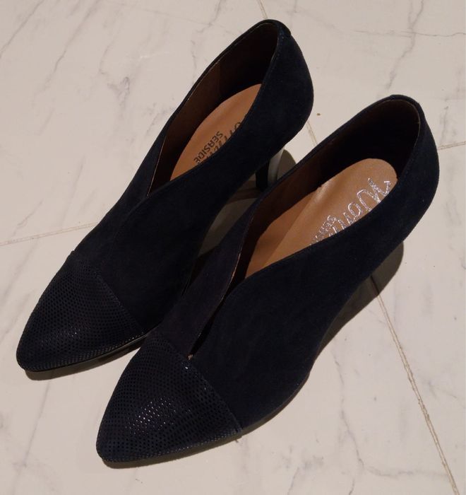 Saltos altos azuis marinhos novos