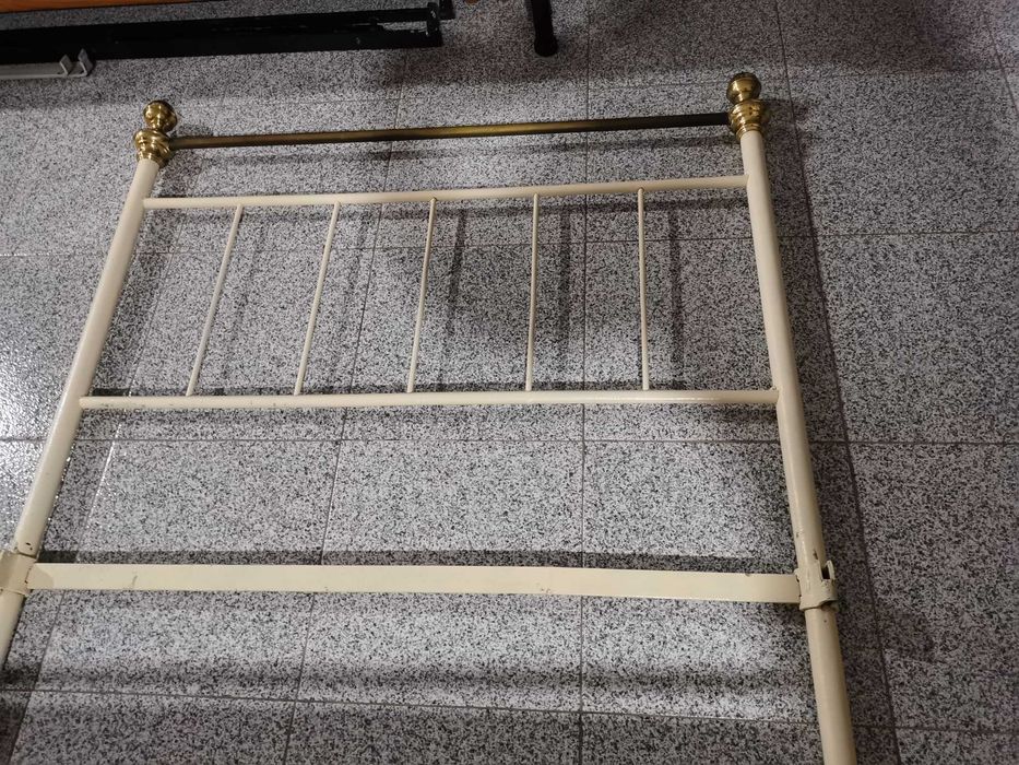 Cama de ferro com estrado