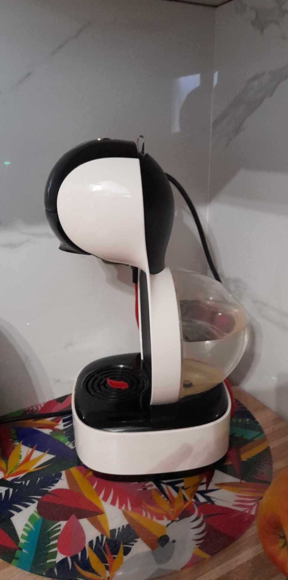 Ekspres kapsułkowy Dolce Gusto plus stojak do oryginalnych kapsułek.