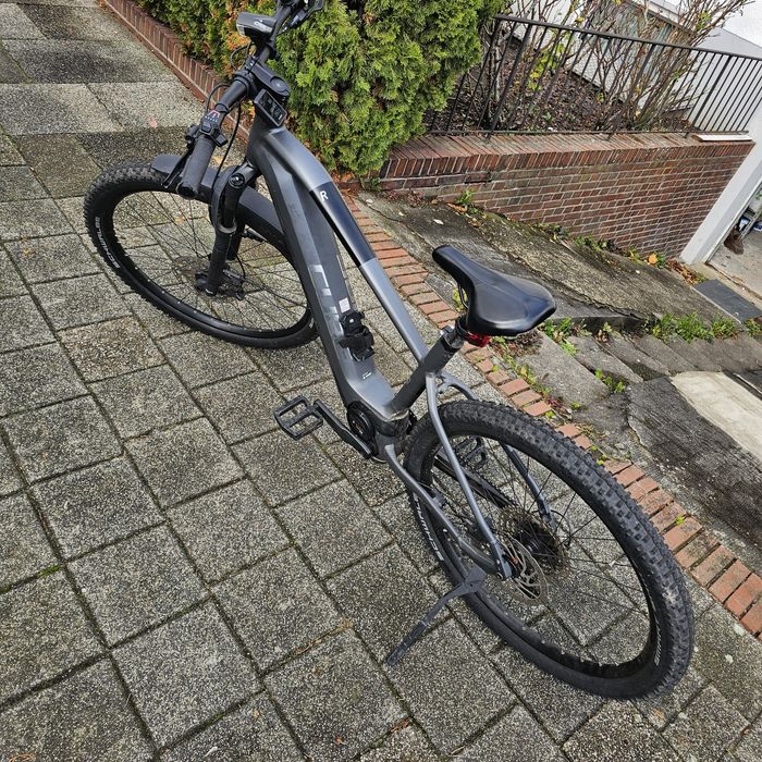 Rower elektryczny cube