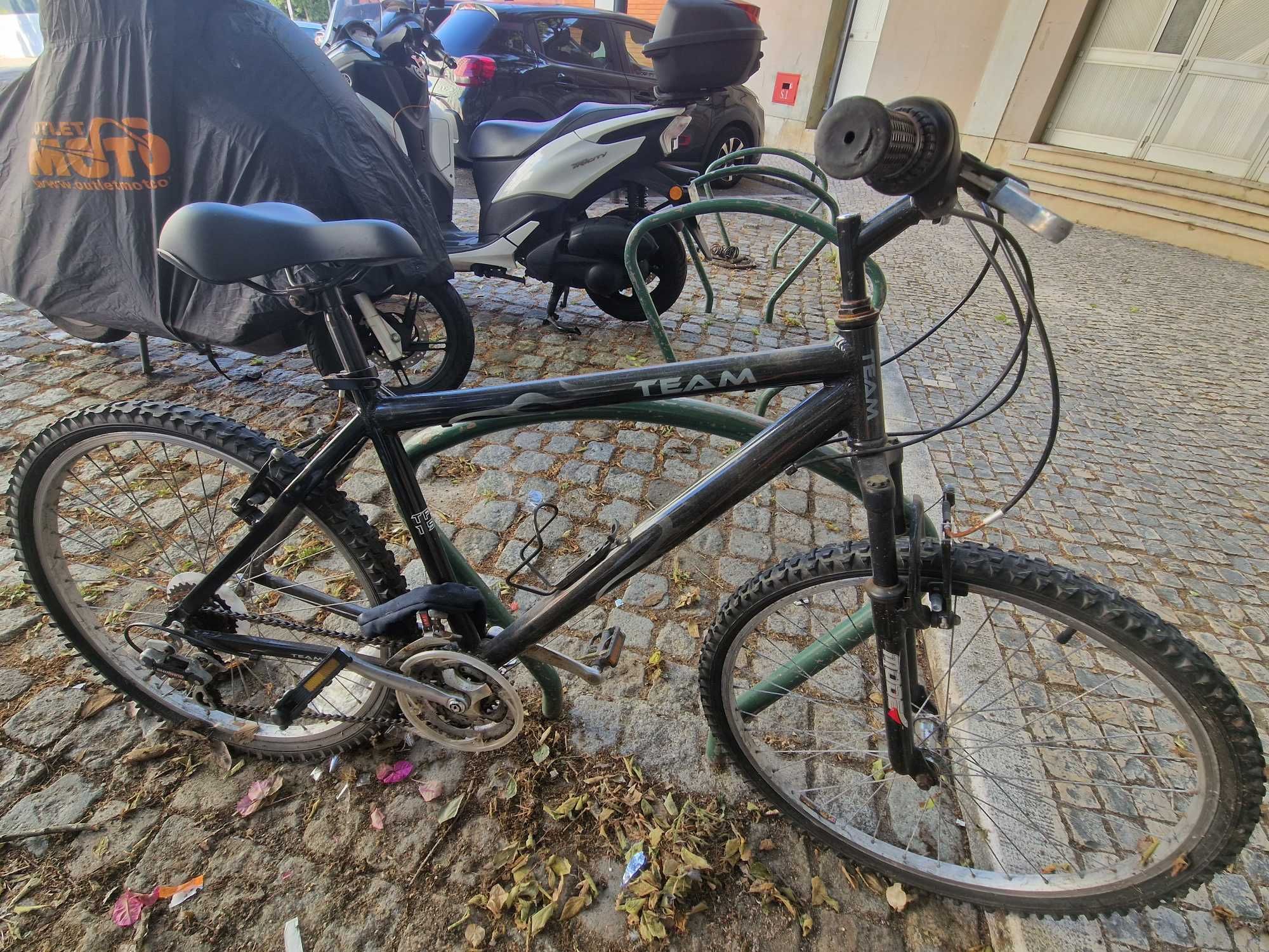 Bicicleta de cidade com bloqueio e capa - a recuperar em Lisboa