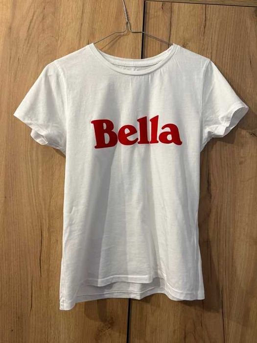 T-shirt „Bella” Pleasant Escape – biały z czerwonym nadrukiem