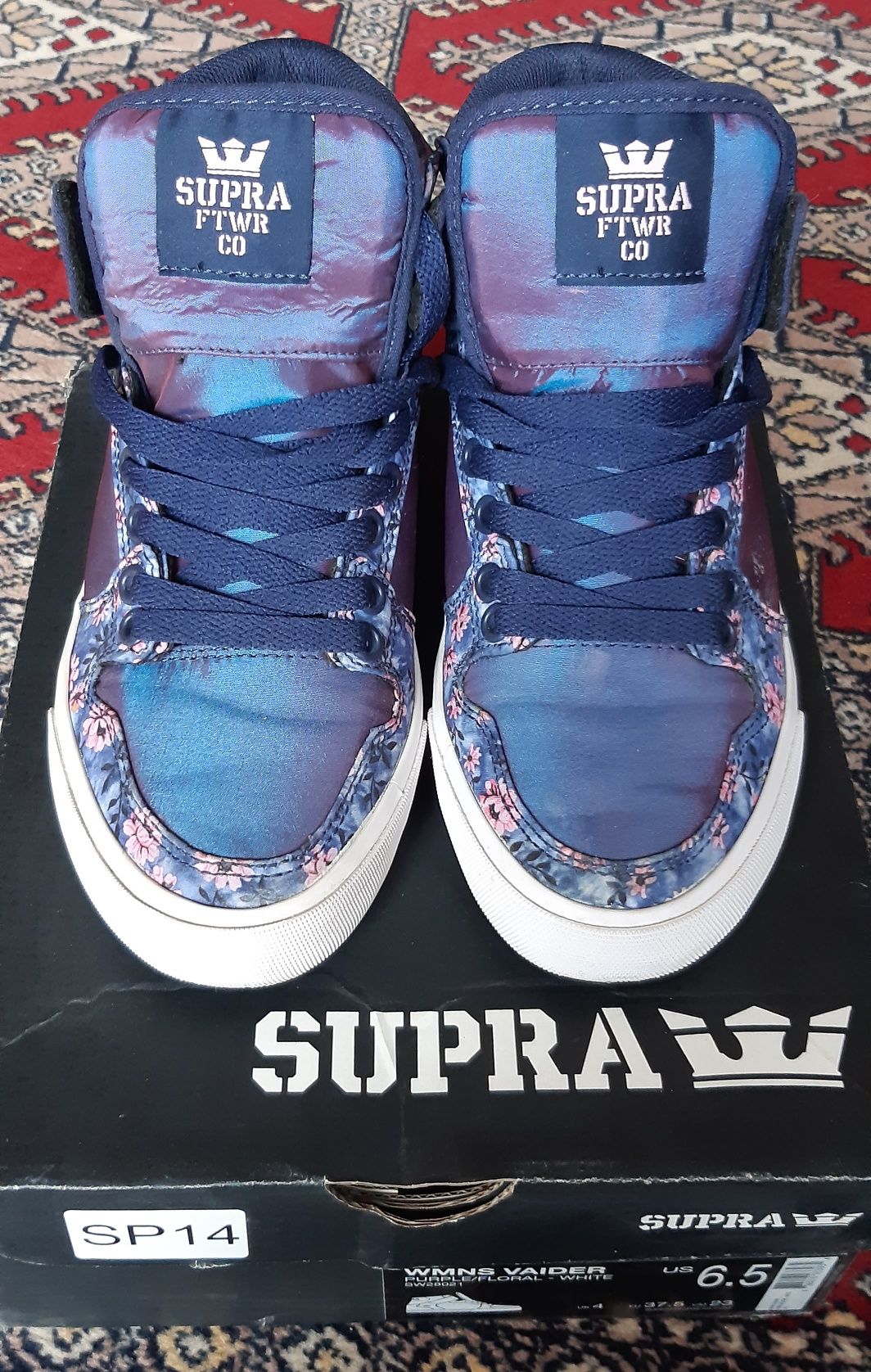 Kwiatowe buty Supra