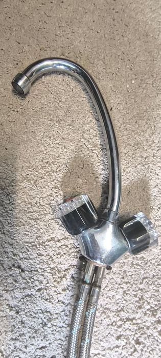 Torneira misturadora giratória para bancada.
A funcionar perfeitamente