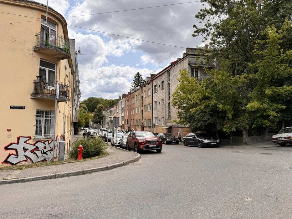 Продаж 2 кімнатної квартири з ремонтом, вул. Зарицьких / Франка, Львів