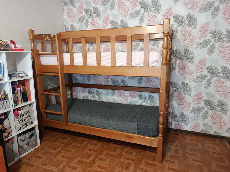 Дерев'яне двоповерхове ліжко